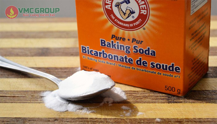 Baking soda giúp tẩy dầu nhớt dễ dàng