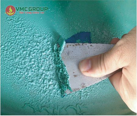 Tẩy lớp sơn cũ bằng phương pháp cơ học rất phổ biến