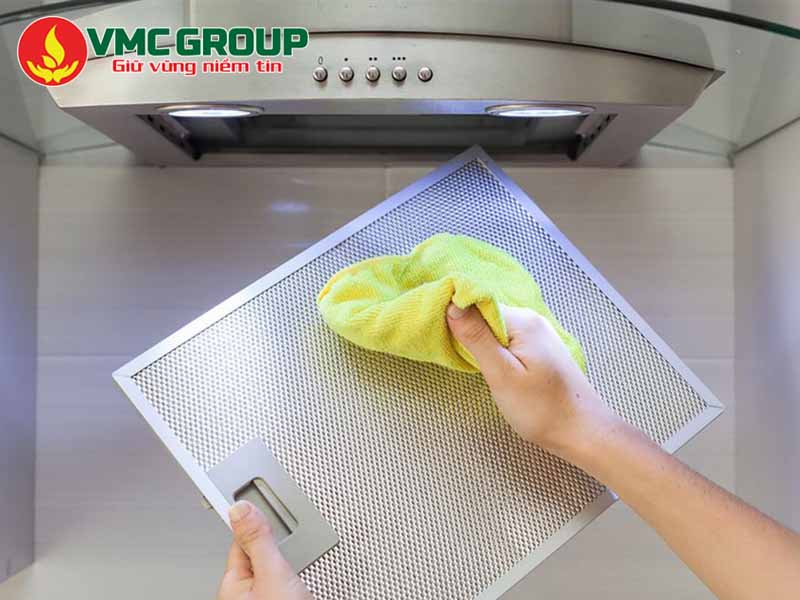 Tại sao phải tẩy dầu mỡ trên máy hút mùi